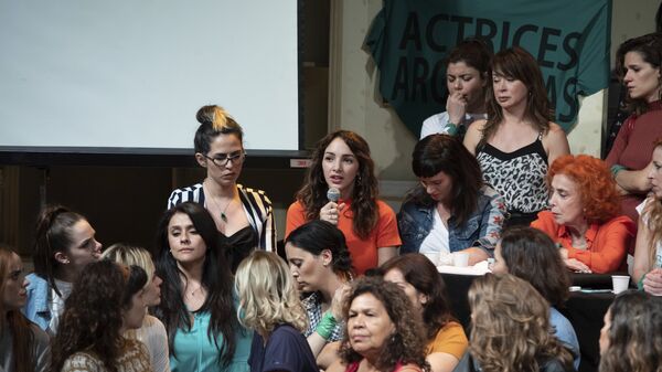 Thelma Fardin en conferencia de prensa, hablando sobre la denuncia por violación contra el actor Juan Darthés, acompañada de actrices argentinas. - Sputnik Mundo