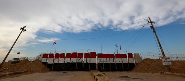 La bandera de Irak en la frontera con Siria - Sputnik Mundo