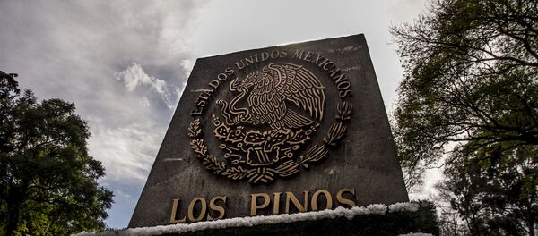 Monolito a la Entrada de Los Pinos - Sputnik Mundo