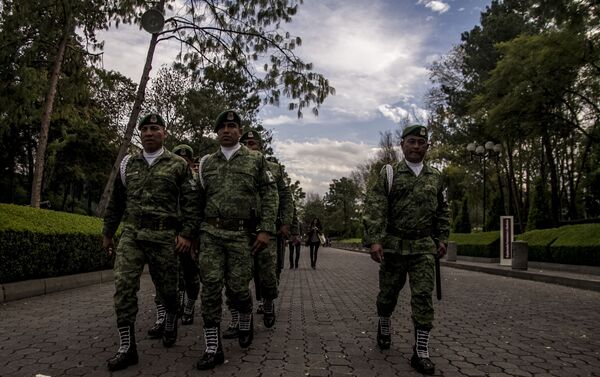 Militares marchan por Los Pinos Militares marchan por Los Pinos - Sputnik Mundo