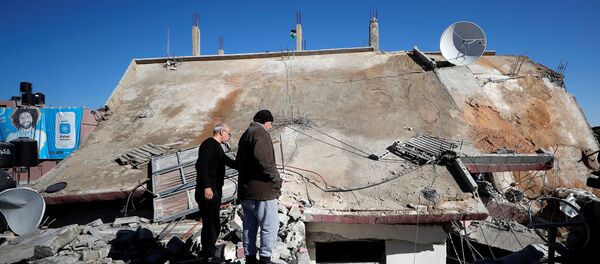 La casa demolida del palestino Islam Yusef Abu Hamid - Sputnik Mundo