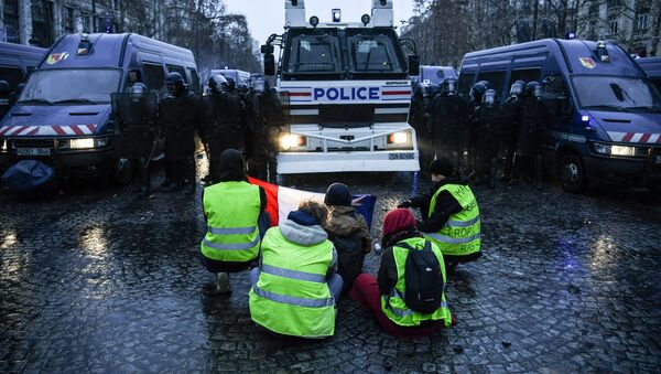 Protestas de los 'chalecos amarillos' en París - Sputnik Mundo