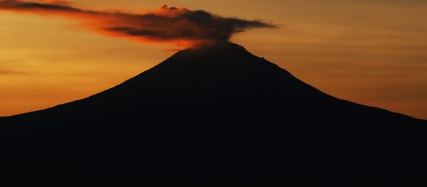 Una columna de ceniza y vapor se eleva desde el volcán Popocatépetl - Sputnik Mundo