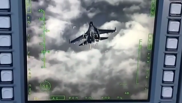 Vídeo: cómo un Su-34 'caza' a un Su-35 Vídeo: cómo un Su-34 'caza' a un Su-35 - Sputnik Mundo