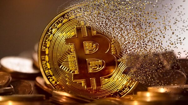 Un bitcoin haciéndose añicos - Sputnik Mundo