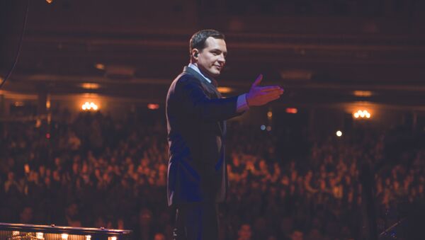 El cantante brasileño Daniel Boaventura en su concierto en el Teatro Metropólitan, en Ciudad de México - Sputnik Mundo