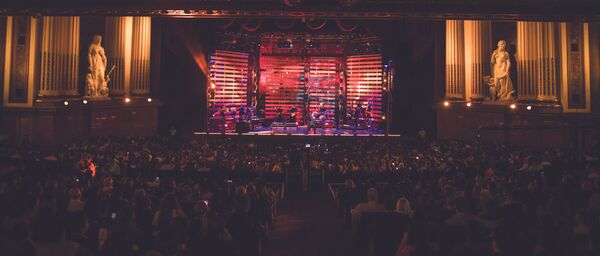 El cantante brasileño Daniel Boaventura en su concierto en el Teatro Metropólitan, en Ciudad de México - Sputnik Mundo