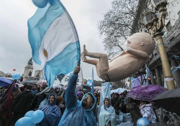 Miles de personas a favor y en contra el aborto toman las calles en Argentina - Sputnik Mundo