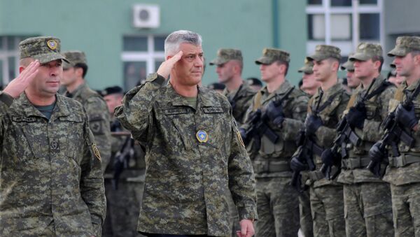 Hashim Thaci, presidente de Kosovo, con el ejército kosovar - Sputnik Mundo