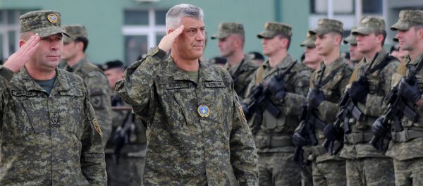 Hashim Thaci, presidente de Kosovo, con el ejército kosovar - Sputnik Mundo