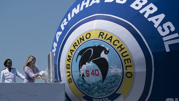 La primera dama de Brasil, Marcela Temer, rompe una botella de champán durante la ceremonia de inauguración del S-40 Riachuelo, el primer submarino construido en Brasil, el 14 de diciembre de 2018 - Sputnik Mundo