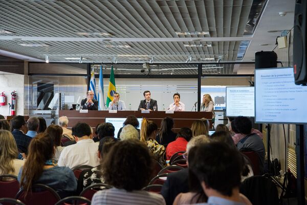 Pedro Bossi (centro), durante su exposición en el IX Espacio de Innovación Penitenciaria - Sputnik Mundo