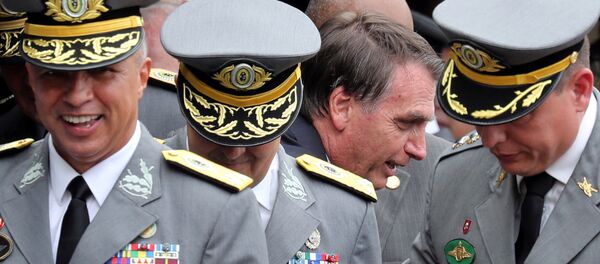 Jair Bolsonaro conversando con militares, durante la graduación de los oficiales de la academia militar de Agulhas Negras en Resende, Brasil - Sputnik Mundo