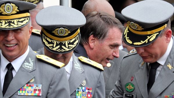 Jair Bolsonaro conversando con militares, durante la graduación de los oficiales de la academia militar de Agulhas Negras en Resende, Brasil - Sputnik Mundo