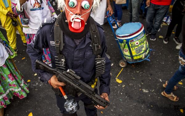 Danzante vestido de policía municipal durante el Pendón 2018 - Sputnik Mundo