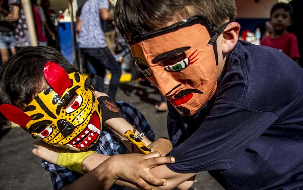 Niños tlacololero y tigre luchan durante la danza de Pendón en su edición 193 - Sputnik Mundo