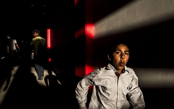Joven intenta entrar a la plaza de toros Belisario Arteaga para ver el porrazo - Sputnik Mundo