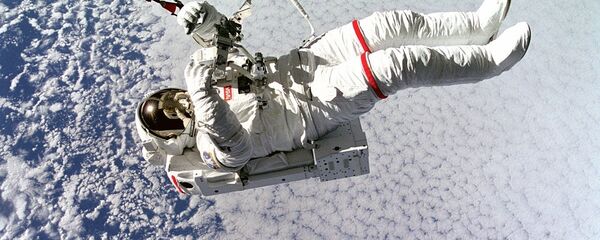 Un astronauta en el espacio, referencial - Sputnik Mundo