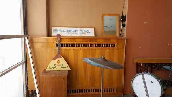 Instrumentos musicales de la época de la URSS en el edificio de la escuela en el pueblo Piramida en el archipiélago de Svalbard - Sputnik Mundo
