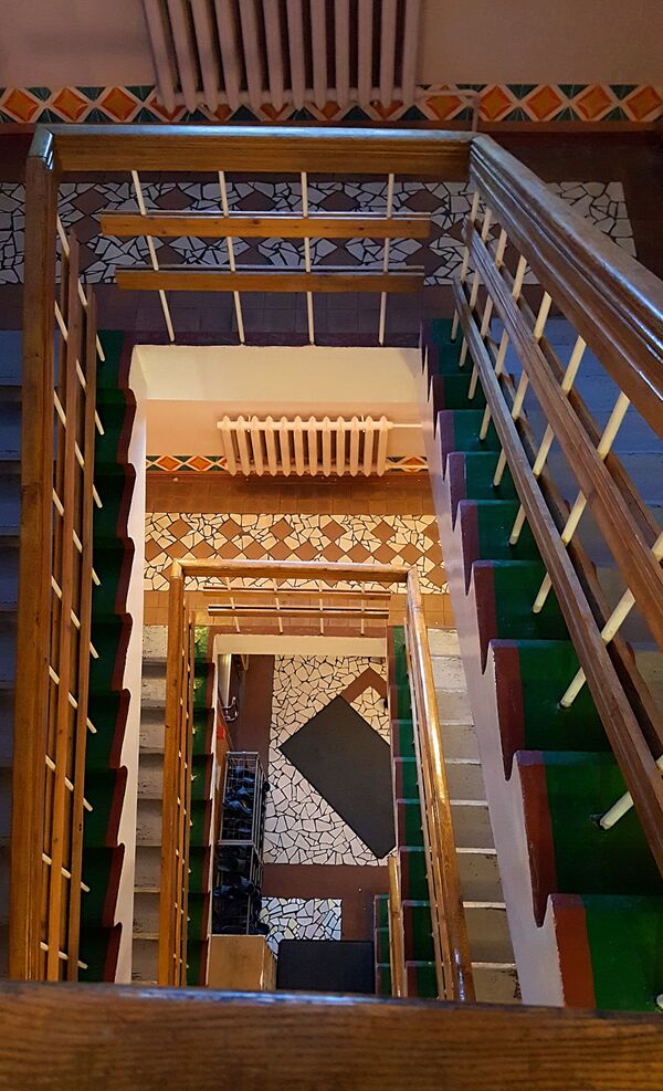 Escaleras del hotel del pueblo Piramida en el archipiélago de Svalbard - Sputnik Mundo