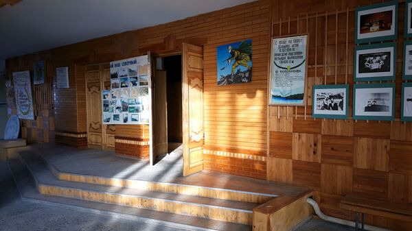 Entrada al salón de actos del pueblo Piramida en el archipiélago de Svalbard - Sputnik Mundo