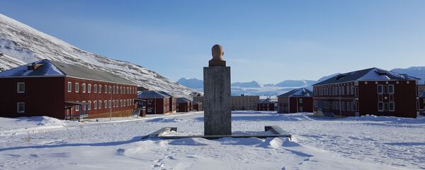 Vista del monumento a Vladímir Lenin y unos edificios del pueblo Piramida en el archipiélago de Svalbard - Sputnik Mundo