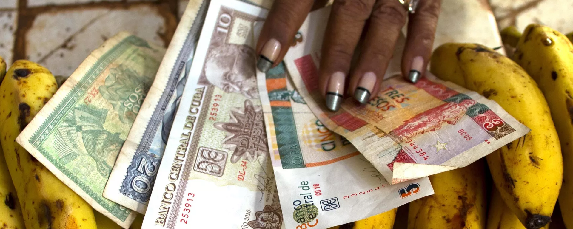 Peso cubano y peso convertible en un mercado de La Habana - Sputnik Mundo, 1920, 18.12.2024