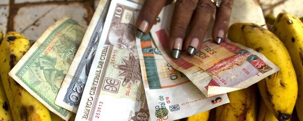 Peso cubano y peso convertible en un mercado de La Habana - Sputnik Mundo