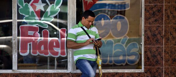 Cubano con un teléfono móvil Cubano con un teléfono móvil - Sputnik Mundo
