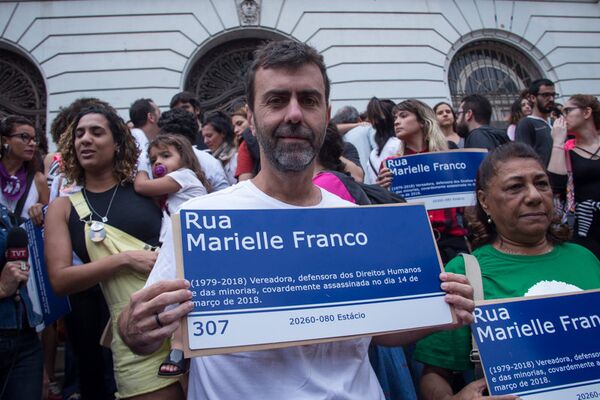 Marcelo Freixo, diputado federal electo por Río de Janeiro, con un cartel en homenaje a la concejal Marielle Franco - Sputnik Mundo