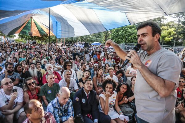 El diputado estatal de Río de Janeiro, Marcelo Freixo, en un mitin en 2016 - Sputnik Mundo