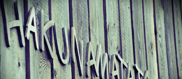 La frase Hakuna matata, en suajili, no hay problema - Sputnik Mundo