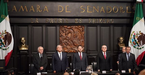 El presidente Andrés Manuel López Obrador asiste a la entrega de la medalla Belisario Domínguez - Sputnik Mundo