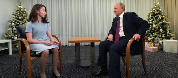 El presidente de Rusia, Vladímir Putin, brinda una entrevista a la joven de 17 años Reguina Parpíeva - Sputnik Mundo