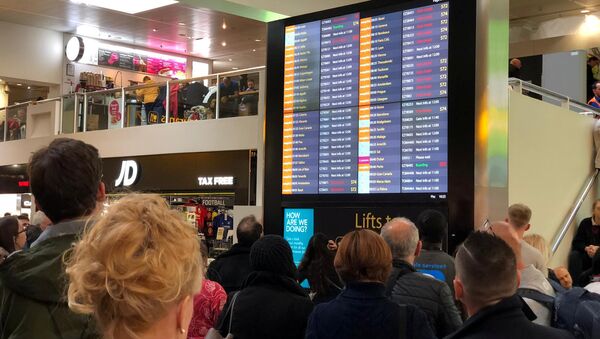 Situación en el aeropuerto de Gatwick, Londres - Sputnik Mundo