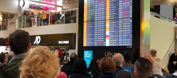 Situación en el aeropuerto de Gatwick, Londres - Sputnik Mundo