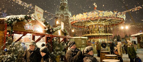 Mercadillo navideño en la Plaza Roja de Moscú Mercadillo navideño en la Plaza Roja de Moscú - Sputnik Mundo