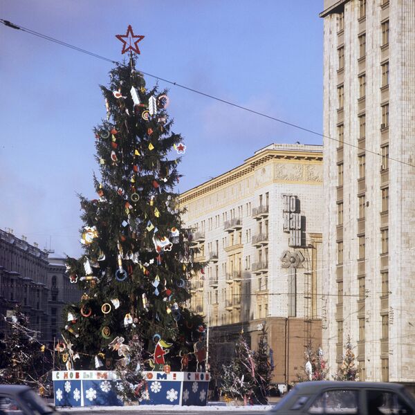 Un árbol de Navidad en la Plaza Manéznaya de Moscú (archivo) - Sputnik Mundo