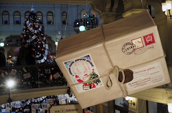 El centro comercial principal del país, GUM, ubicado en la Plaza Roja, también fue decorado con este estilo - Sputnik Mundo