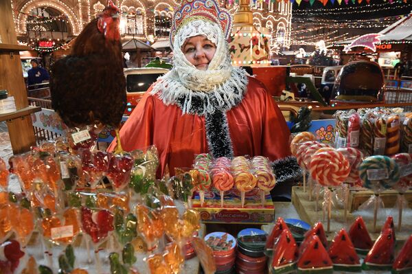 Un mercadillo navideño en la Plaza Roja - Sputnik Mundo