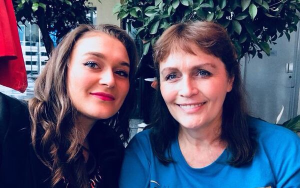 María (izq.) y Milana (dch.) - Sputnik Mundo