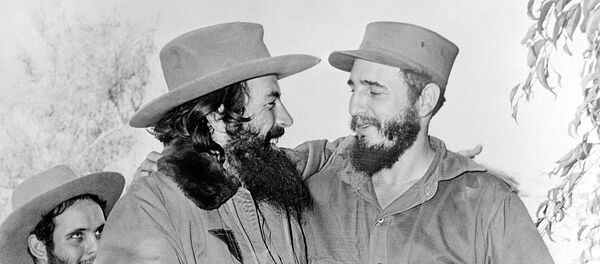 Camilo Cienfuegos y Fidel Castro, enero de 1959 - Sputnik Mundo