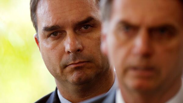 Flávio Bolsonaro y Jair Bolsonaro - Sputnik Mundo