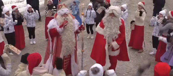 Papá Noel se reúne con su 'homólogo' ruso en la región de Leningrado Papá Noel se reúne con su 'homólogo' ruso en la región de Leningrado - Sputnik Mundo