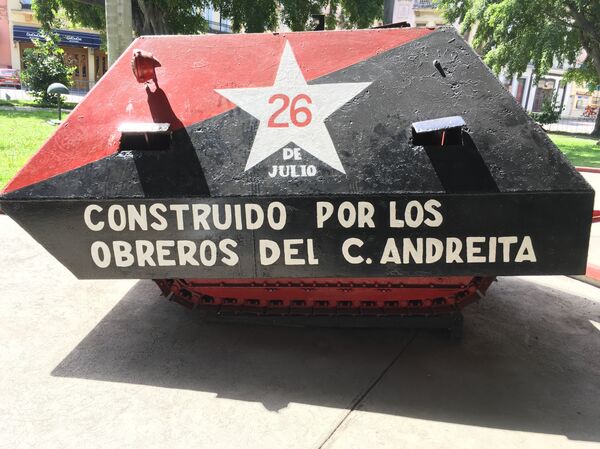 Este carro blindado fue construido por los obreros del Central Andreita en Villa Clara para ser utilizado por las tropas del Che Guevara. Nunca entró en combate, pues ocurrió el triunfo de la Revolución cubana. - Sputnik Mundo