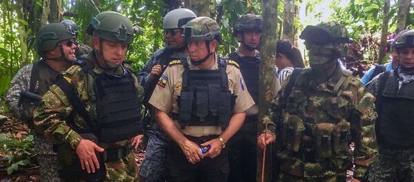 El comandante de las Fuerzas Militares de Colombia, Alberto José Mejía (izda.) y el general ecuatoriano Ramiro Mantilla (centro) - Sputnik Mundo