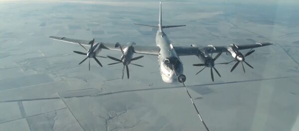 Publican un vídeo de los vuelos de los bombarderos estratégicos rusos Tu-160 y Tu-95 - Sputnik Mundo