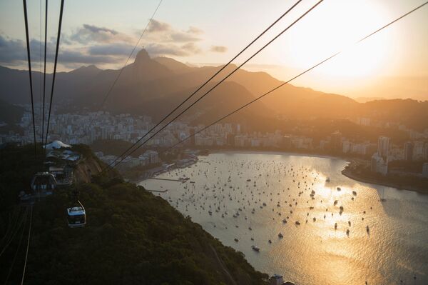 El teleférico que lleva al mirador en el morro Pan de Azúcar en Río de Janeiro - Sputnik Mundo