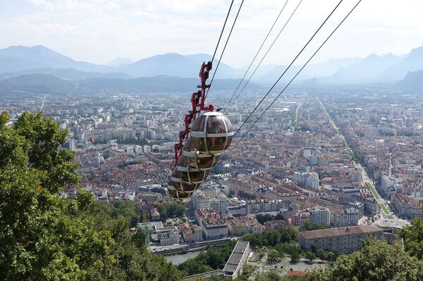 El teleférico de Grenoble en Francia - Sputnik Mundo