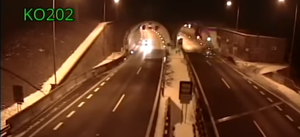 Un conductor sobrevive al 'salto mortal' de su BMW - Sputnik Mundo